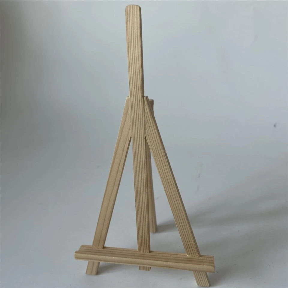 Tré óunnið easel